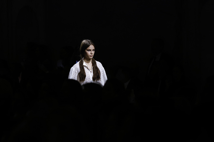 Parigi (Francia). Una modella presenta una creazione della collezione ‘Ready to Wear’ primavera/estate 2023 della stilista italiana Maria Grazia Chiuri per la casa di moda Dior durante la settimana della moda, in programma dal 26 settembre al 4 ottobre.