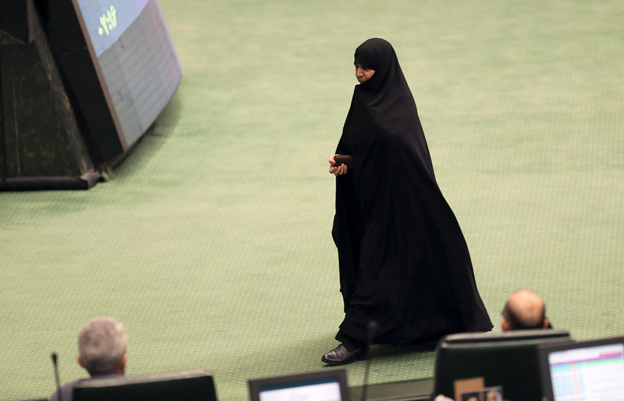 Teheran (Iran). Una deputata iraniana cammina durante una seduta del parlamento presso l’Assemblea consultiva islamica. Il 3 ottobre, il leader iraniano Ayatollah Ali Khamenei ha pronunciato un discorso sulle recenti proteste, definendo le contestazioni delle “rivolte” e accusando gli Stati Uniti, Israele e l’Occidente di aver orchestrato le manifestazioni. (EPA/ABEDIN TAHERKENAREH)