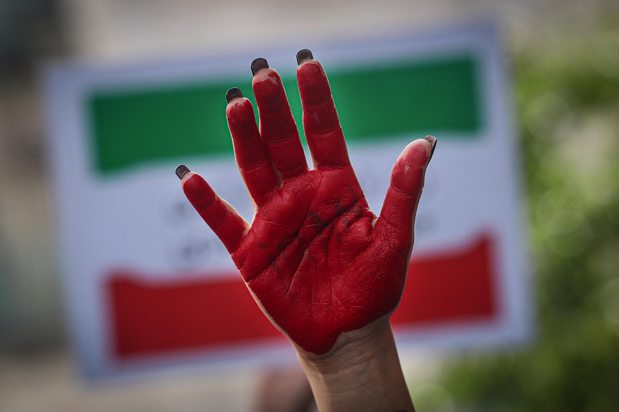 Istanbul (Turchia). Le mani dipinte di rosso di una manifestante durante una protesta davanti al consolato iraniano in seguito alla morte di Mahsa Amini, la ventiduenne  arrestata a Teheran il 13 settembre e dichiarata morta 3 giorni dopo mentre si trovava sotto la custodia della “polizia morale” del Paese.