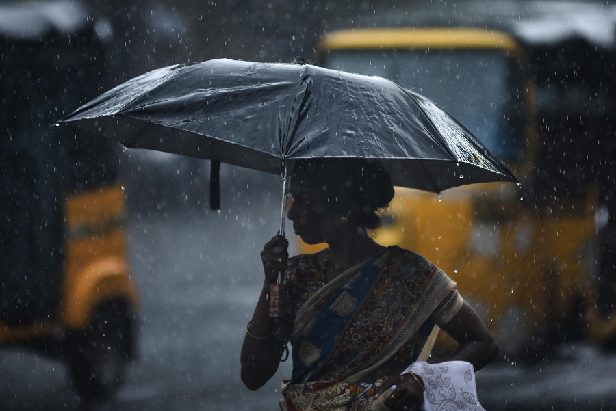 Chennai (India). Una donna mentre si ripara dalla pioggia. Il Dipartimento meteorologico indiano ha previsto forti precipitazioni nei prossimi giorni in vari distretti dello stato del Tamil Nadu, dove secondo il rapporto del Centro meteorologico regionale &egrave; probabile che il monsone di nord-est inizi nell’ultima settimana di ottobre.