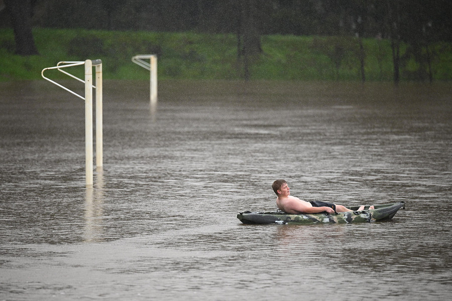 Melbourne (Australia). Un bambino gioca con una canoa nel campo da calcio allagato di Strathdale Park a Bendigo, nella regione di Victoria. Le autorit&agrave; locali hanno emesso un avviso di maltempo in seguito alle forti piogge. 