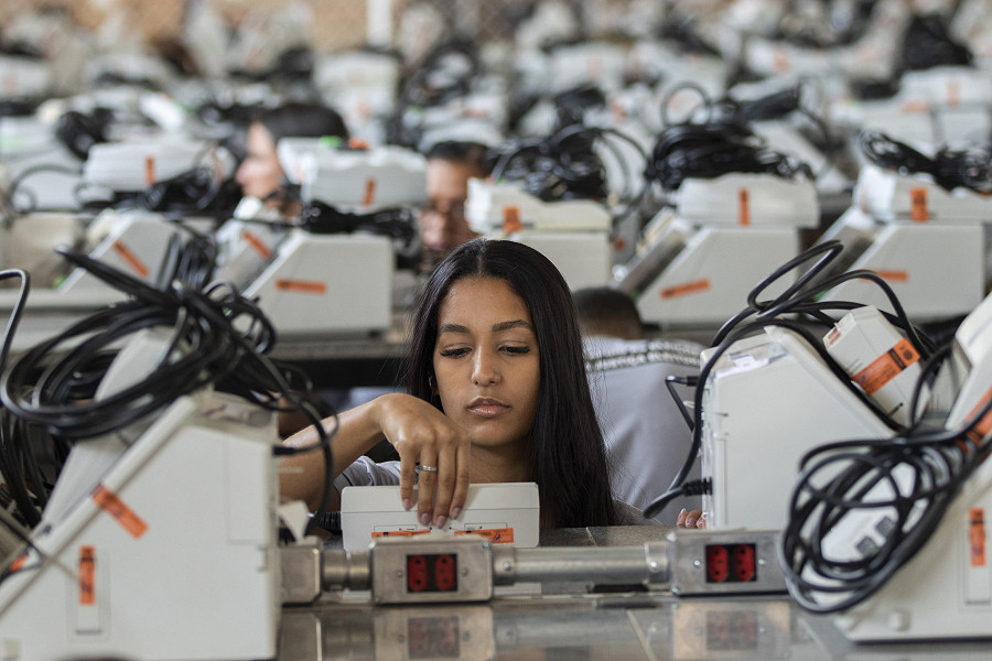 Brasilia (Brasile). Un&rsquo;operatrice del Tribunale elettorale regionale della capitale controlla una delle macchine per il voto elettronico che saranno utilizzate nel secondo turno delle elezioni presidenziali.