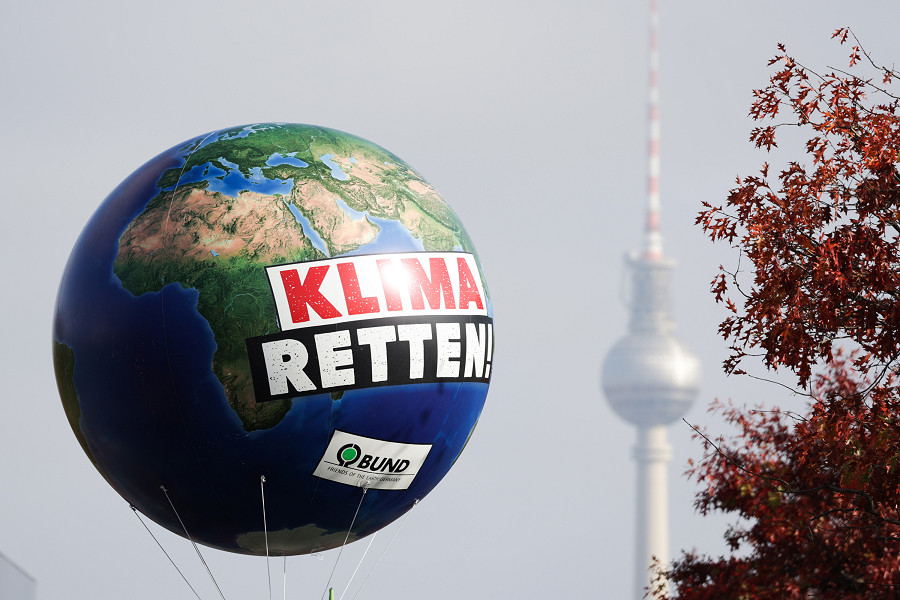 Berlino (Germania). Un globo con la scritta “Salviamo il clima” si staglia di fronte alla torre della televisione, in lontananza. Un’alleanza sociale ha indetto manifestazioni a livello nazionale per far fronte all’aumento dei prezzi e alla crisi energetica e climatica.