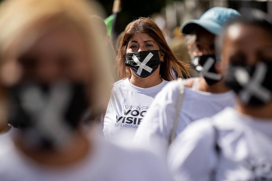 Caracas (Venezuela). Le partecipanti alla “camminata silenziosa per il diritto alla vita” sul boulevard di Sabana Grande. Circa 20 donne - quasi tutte vestite di bianco - hanno percorso circa 3 chilometri per ricordare le vittime di presunte esecuzioni extragiudiziali in Venezuela e chiedere giustizia.