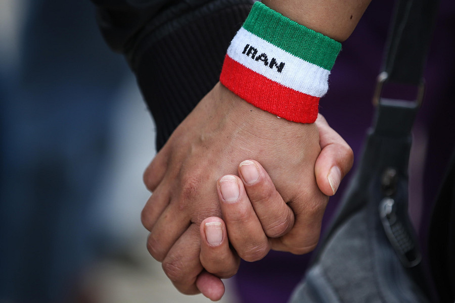 Lisbona (Portogallo). Un manifestante indossa un braccialetto iraniano durante una “catena umana” per la libert&agrave;. In 140 citt&agrave; in tutto il mondo, le persone hanno intrecciato le mani in segno di protesta contro il regime islamico a sostegno dei diritti delle donne in seguito alla morte di Mahsa Amini.