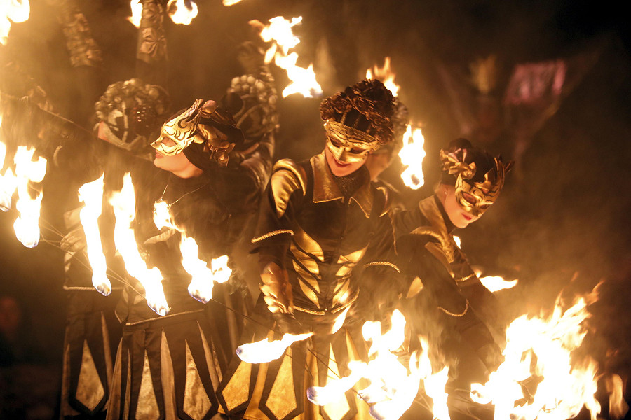 Bauska (Lettonia). Un gruppo di giocolieri esegue una coreografia durante lo spettacolo di fuoco &ldquo;Phoenix&rdquo; all’Halloween Horror Park. Pi&ugrave; di 500 attrazioni degne dei film horror di Hollywood (EPA/TOMS KALNINS)