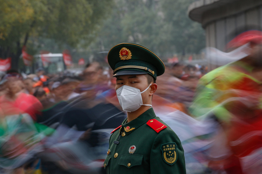 Pechino (Cina). Un militare durante la maratona cittadina, ripresa dopo una pausa di due anni a causa della pandemia di Covid-19 (EPA/MARK R. CRISTINO)