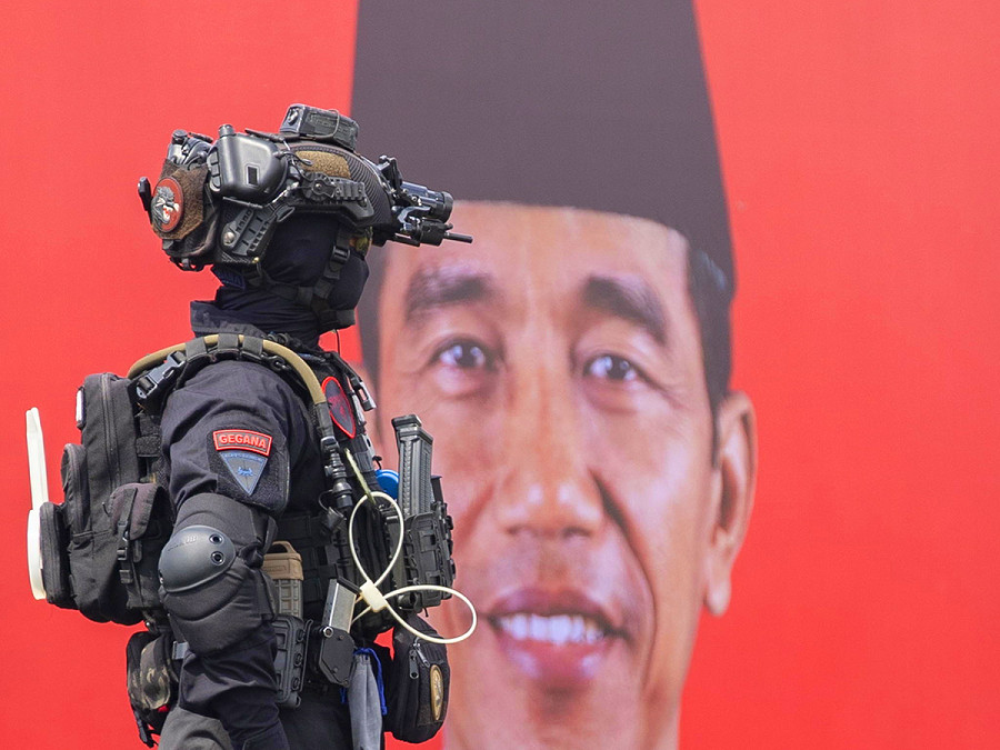 Denpasar (Bali, Indonesia). Un funzionario di polizia indonesiano prende parte ai preparativi di sicurezza per la prossima riunione del G20, il 17&deg; vertice dei capi di Stato e di governo del Gruppo dei 20 in programma dal 15 al 16 novembre nell’isola indonesiana.
