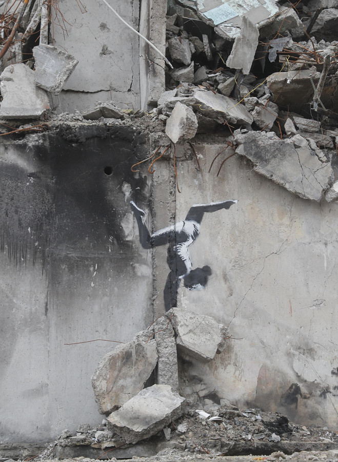 Borodyanka (Ucraina). Un murale raffigurante una ginnasta e attribuito allo street artist britannico Banksy &egrave; comparso sul muro di un edificio distrutto dai bombardamenti. Lo street artist ha condiviso la foto dell&rsquo;opera sui suoi social media l’11 novembre.