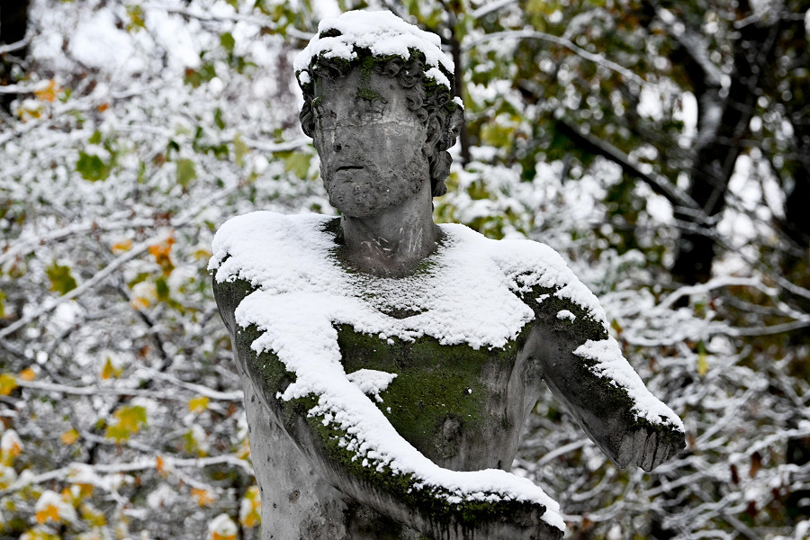 Berlino (Germania). Una statua coperta di neve nel parco di Tiergarten dopo la prima nevicata della stagione.