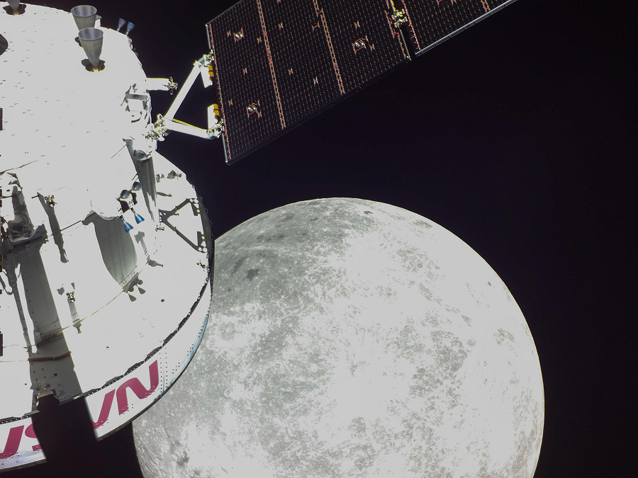 Washington D.C. (USA). Una foto pubblicata dalla NASA mostra un lato in ombra della Luna, oltre la navicella Orion. L&rsquo;immagine &egrave; stata scattata il sesto giorno della missione Artemis I da una fotocamera in cima a uno dei pannelli solari di Orion, la capsula che nelle prossime missioni potr&agrave; ospitare l&rsquo;equipaggio (EPA/NASA)
