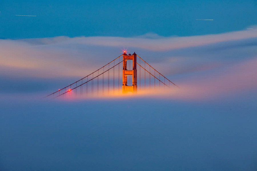 San Francisco (Stati Uniti). La nebbia si dissolve intorno al Golden Gate Bridge: alcuni scienziati temono che in futuro, anche a causa dei cambiamenti climatici, questo fenomeno scomparir&agrave; del tutto dalle coste della California.