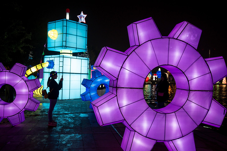 Monterrey (Messico). Il pubblico passeggia tra le installazioni luminose del festival Luztopia in occasione del periodo natalizio (EPA/MIGUEL SIERRA)