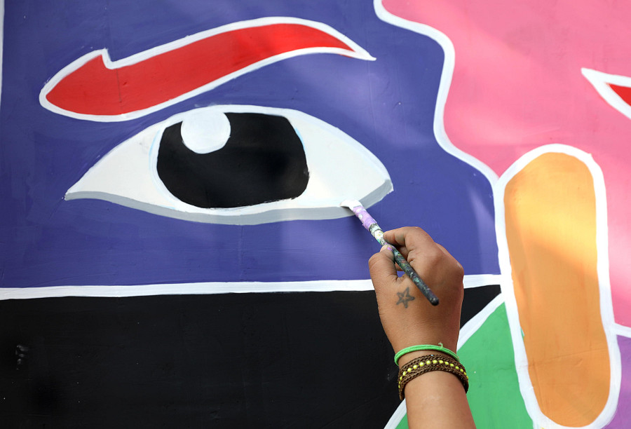 Calcutta (India). Un&rsquo;attivista indiana ritocca un murale sulla parit&agrave; di genere dal titolo “Reflecting Equality”, durante una campagna di sensibilizzazione di Swayam. L&rsquo;opera &egrave; una creazione delle donne sopravvissute di Swayam e le studentesse del Lady Brabourne College in occasione della giornata ‘Stop Violence Against Women’ (ADHIKARY EPA/PIYAL)