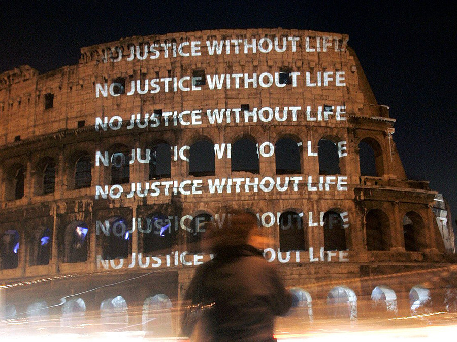 Roma (Italia). Il Colosseo illuminato in occasione di Cities for Life, l’anniversario che il 30 novembre promuove l’abolizione della pena di morte a livello mondiale.