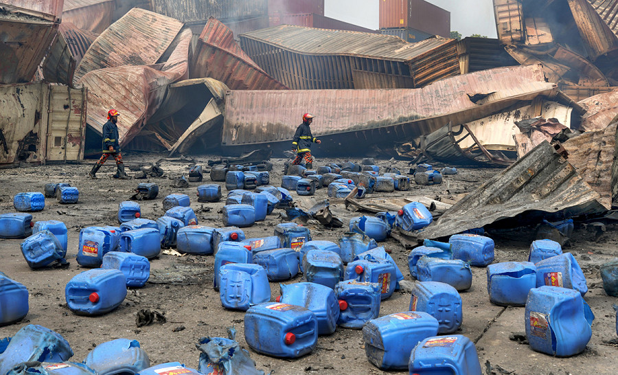 Chemical Explosion, Subrata Dey, 2022. Un’esplosione chimica e un incendio al deposito di container BM Sitakunda di Chittagong avvenuti il 4 giugno 2022 hanno distrutto l’intero ecosistema circostante.

