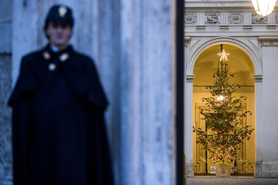 Roma. L’albero di Natale addobbato nel cortile di Palazzo Chigi, sede della Presidenza del Consiglio dei Ministri. 