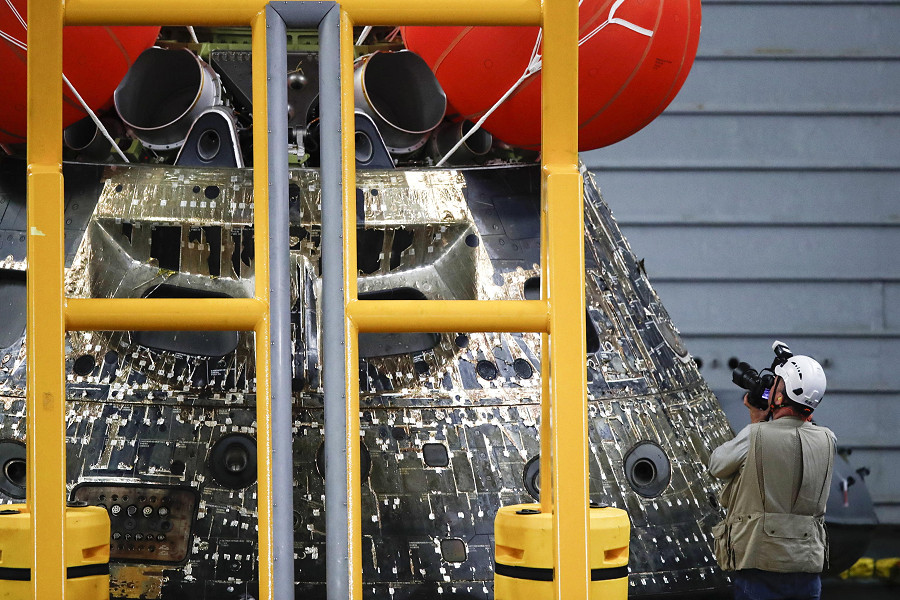 Oceano Pacifico. Un membro dell&rsquo;equipaggio ispeziona la capsula Orion della Nasa sulla USS Portland (LPD 27) una volta ammarata al largo dell&rsquo;Oceano Pacifico, vicino il Messico. La navicella ha fatto ritorno dopo una missione durata 25 giorni in orbita attorno alla Luna (EPA/CAROLINE BREHMAN / PISCINA)
