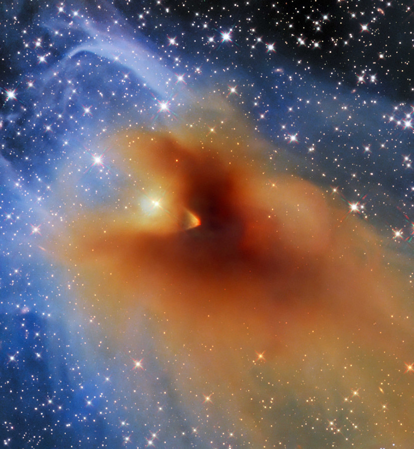 A oscurare il centro di questa immagine &egrave; una nube di polvere e gas chiamata CB 130-3. Durante il collasso di questi nuclei densi come CB 130-3, localizzato nella costellazione del Serpente, in un punto pu&ograve; accumularsi una massa sufficiente a raggiungere le temperature e le densit&agrave; necessarie per innescare la fusione dell’idrogeno, segnando la nascita di una nuova stella.