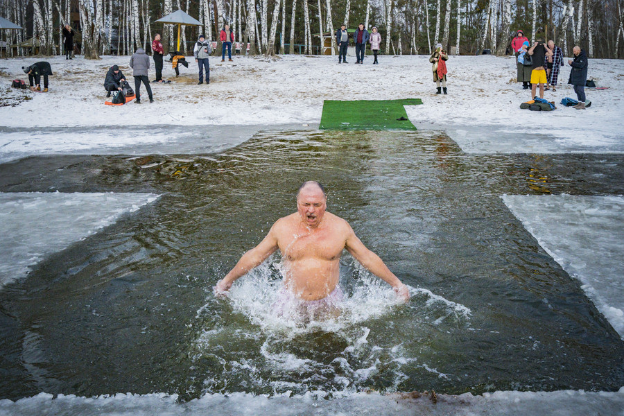 Kyiv (Ucraina). Un uomo si immerge nelle acque gelide di un lago il giorno della Befana. Secondo la tradizione, si pratica un&rsquo;apertura a forma di croce sulla lastra di ghiaccio, che diviene una sorta di piscina in cui fare il bagno nel lago ghiacciato. (CELESTINO ARCE LAVIN/ZUMA PRESS WIRE)