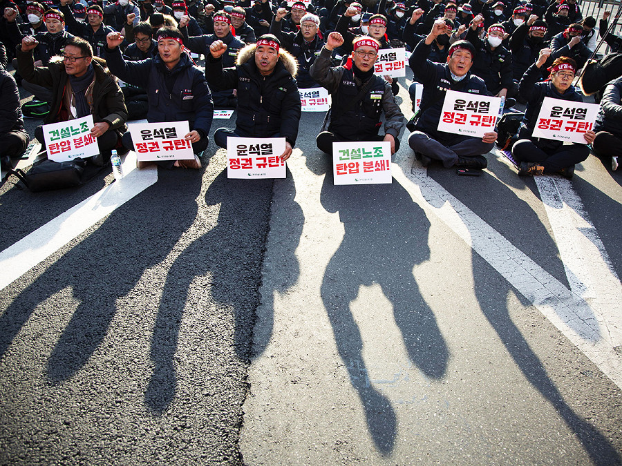 Seul (Corea del Sud). I membri dei sindacati dei lavoratori edili durante una manifestazione vicino all’Ufficio presidenziale contro la politica del lavoro del governo presieduto da Yoon Suk-yeol.