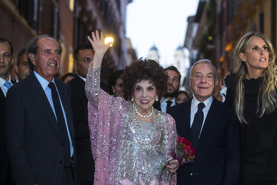 Gina Lollobrigida in via Condotti (Roma) per i suoi 90 anni, festeggiati il 4 luglio del 2017 (ANSA/ANGELO CARCONI)