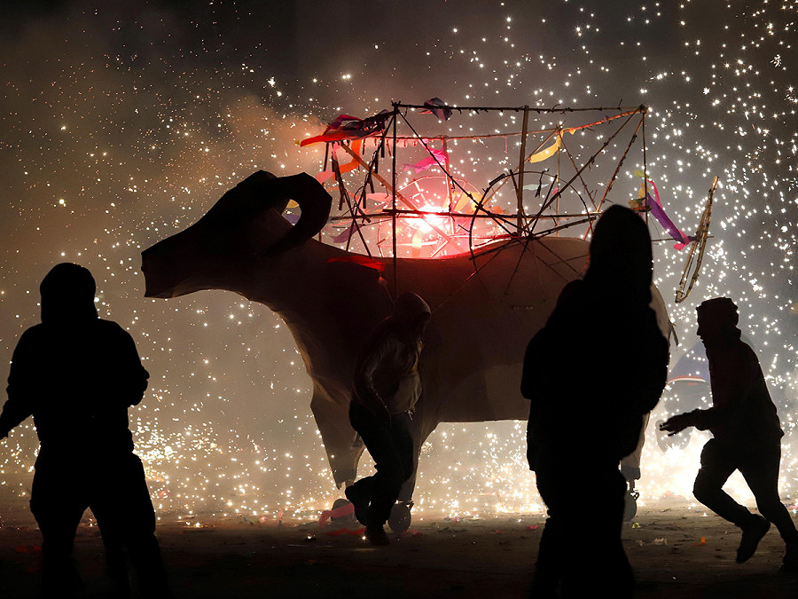 Puebla (Messico). Un toro pirotecnico viene fatto esplodere durante i festeggiamenti di San Antonio Abad, a San Pedro Cholula (EPA/HILDA RIOS)