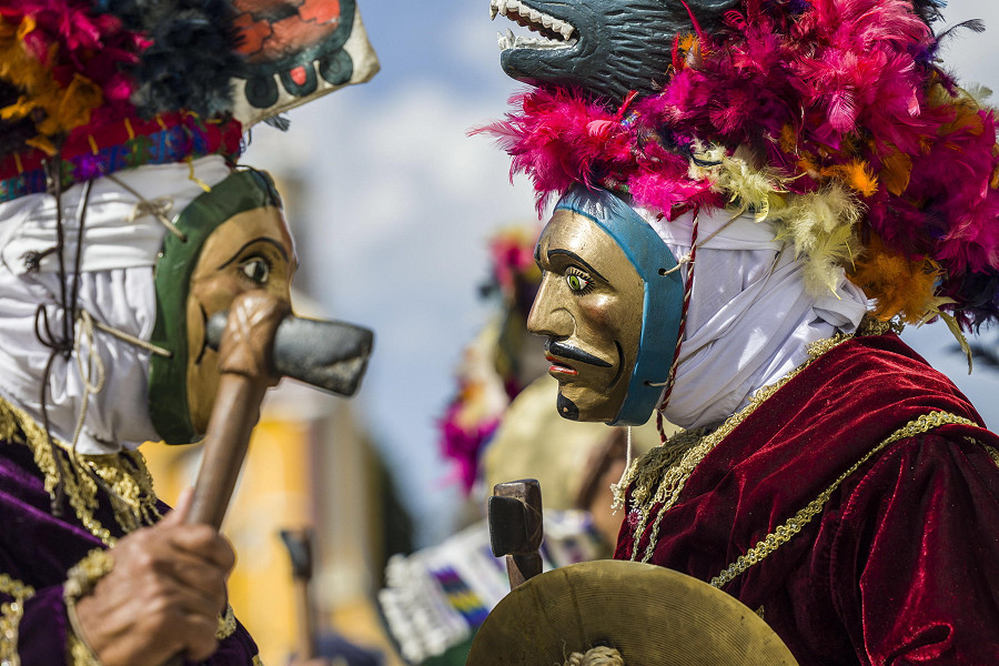 Rabinal (Guatemala). Due membri delle popolazioni indigene guatemalteche partecipano alla danza tradizionale di Rabinal Ach&iacute;, nota anche come Danza Tun. Ogni anno le persone si esibiscono in una serie di spettacoli di musica e teatro con pi&ugrave; di 500 anni di tradizione. 