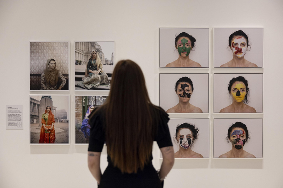Londra (Gran Bretagna). Un’assistente della galleria d’arte esamina la mostra ‘Headstrong: Women and Empowerment’ presso il nuovo Centre for British Photography che aprir&agrave; al pubblico il 26 gennaio 2023. 