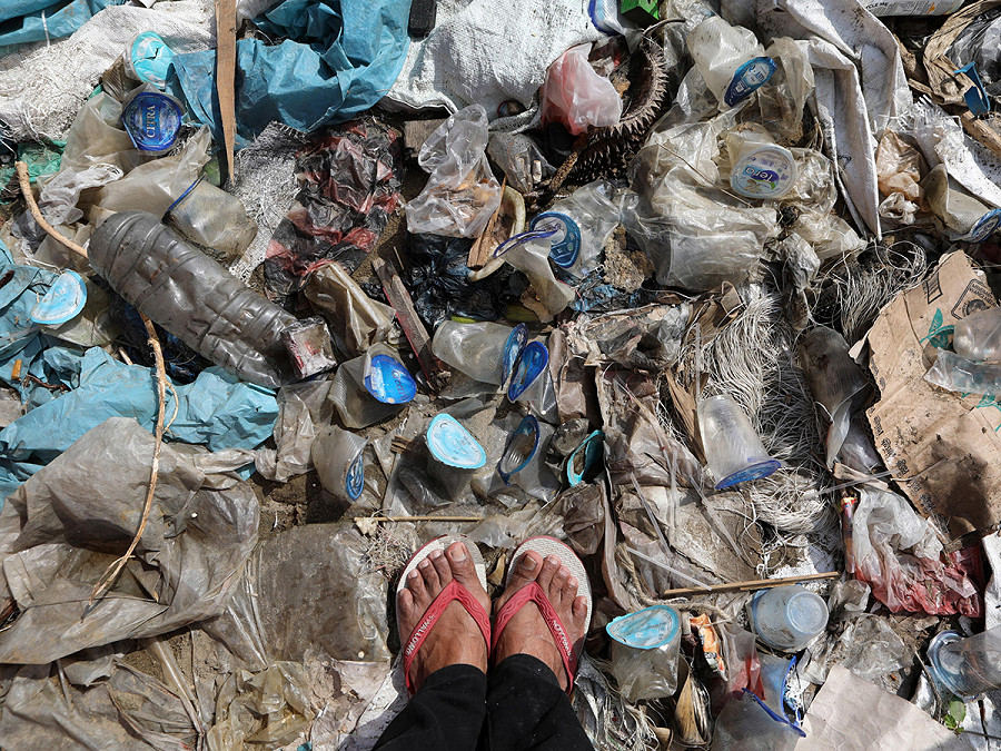 Banda Aceh (Indonesia). Trascinanti dalle inondazioni, mucchi di rifiuti di plastica si riversano sulle sponde dei fiumi vicino alla zona costiera della cittadina indonesiana.