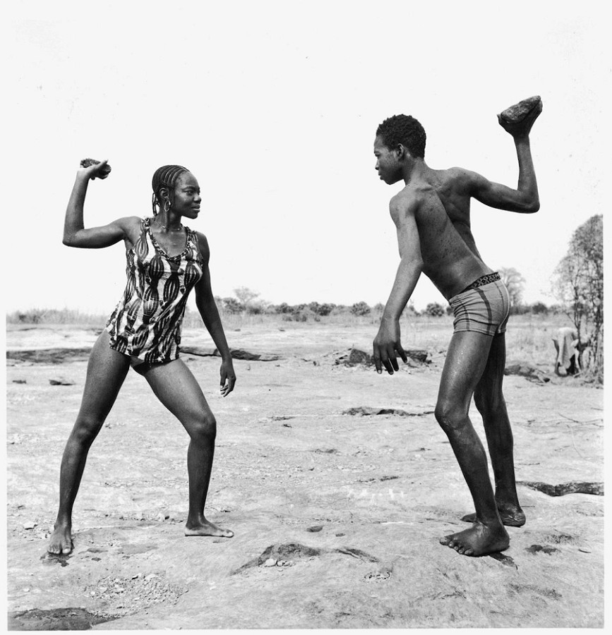 Malick Sidib&eacute;, Amici che combattono con le pietre, 1976, Stampa alla gelatina ai sali d&rsquo;argento. Courtesy Jean Pigozzi African Art Collection and Galerie Magnin-A, Paris