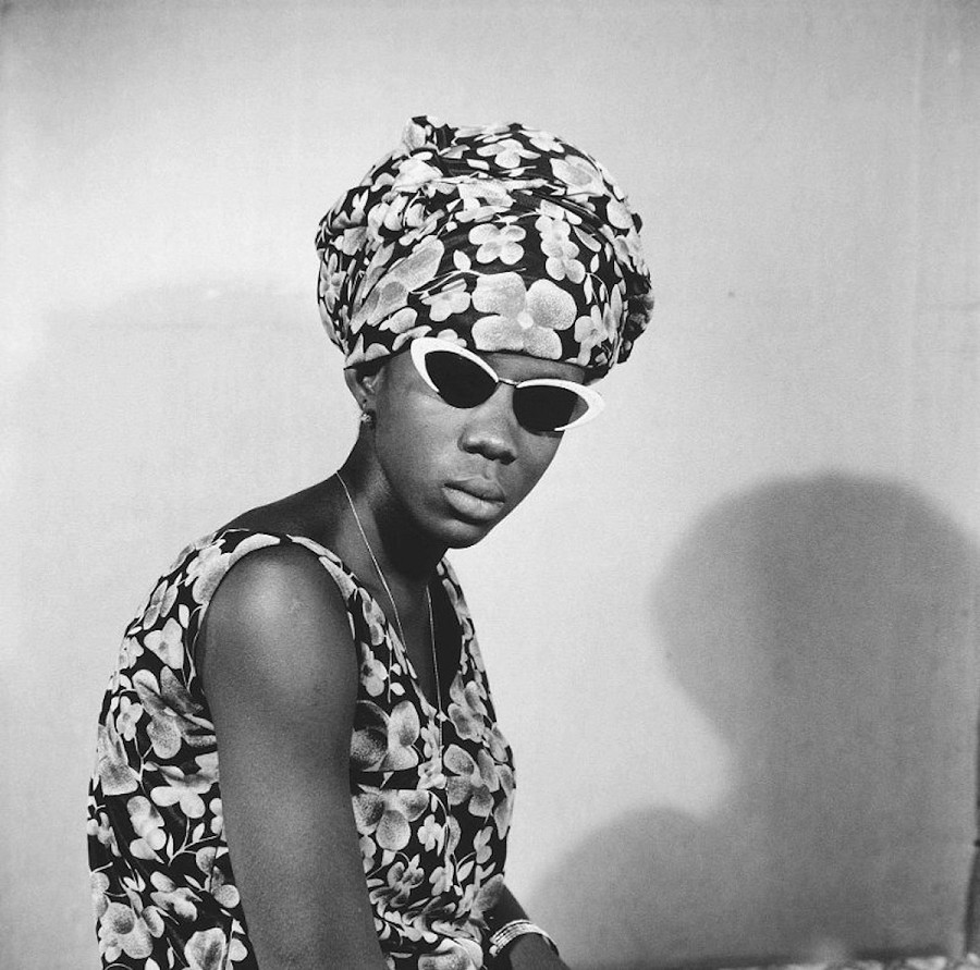 Malick Sidib&eacute;, La signora Kadiatou Tour&eacute; con i miei occhiali, 1963, Stampa alla gelatina ai sali d&rsquo;argento. Courtesy Jean Pigozzi African Art Collection and Galerie Magnin-A, Paris