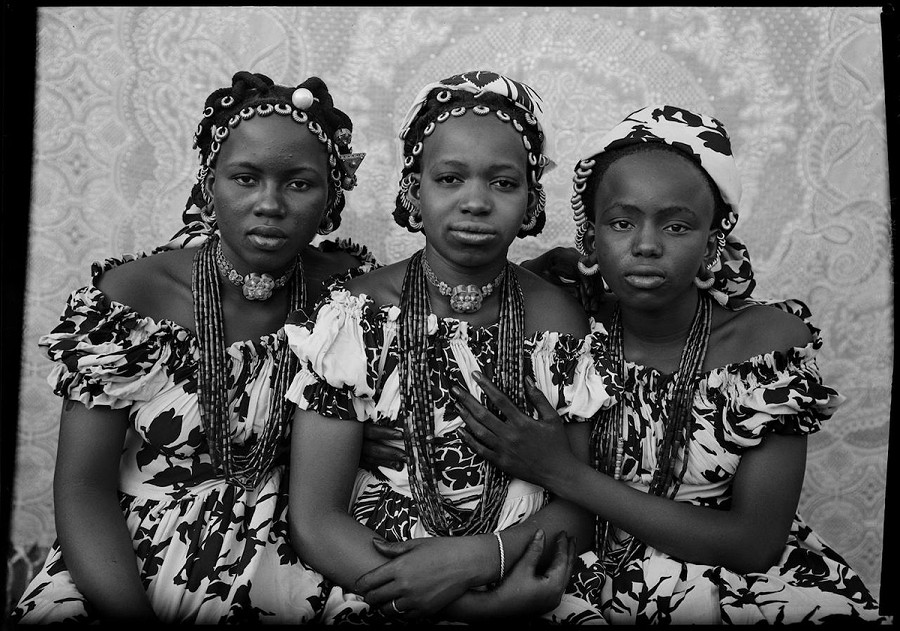 Seydou Ke&iuml;ta, Senza titolo, 1949-1951, Stampa alla gelatina ai sali d&rsquo;argento. Courtesy Jean Pigozzi African Art Collection