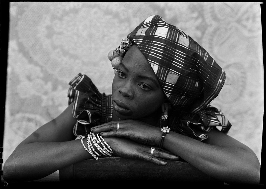 Seydou Ke&iuml;ta, Senza titolo, 1949-1951, Stampa alla gelatina ai sali d&rsquo;argento. Courtesy Jean Pigozzi African Art Collection