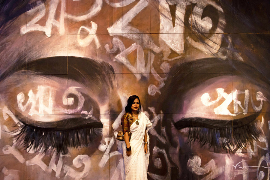 Dhaka (Bangladesh). Una donna davanti un’opera d’arte - ’‘Reetu’’ - di Bishwajit Goswami durante il Dhaka Art Summit alla National Art Gallery (GIOIA SAHA/ZUMA PRESS WIRE)