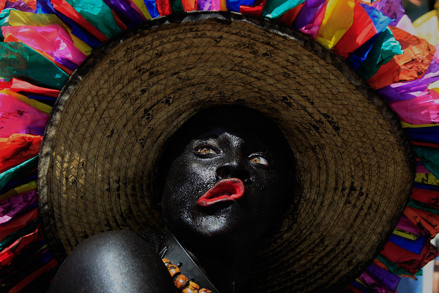 Barranquilla (Colombia). Una donna partecipa alla &ldquo;Battaglia dei Fiori&rdquo;, la parata di sei ore che apre il Carnevale della citt&agrave; portuale che sorge sulla costa caraibica colombiana. Le sue origini risalgono alla fine del XIX secolo. Nel 2003 l’Unesco l&rsquo;ha dichiarata &ldquo;Capolavoro del Patrimonio orale e immateriale dell’umanit&agrave;&rdquo;.