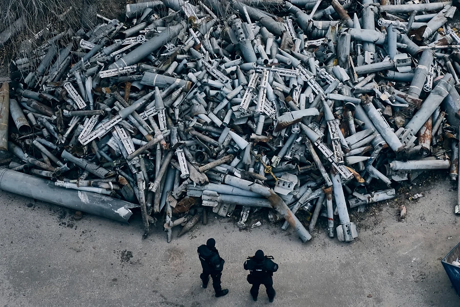 Kharkiv (Ucraina). Gli agenti di polizia esaminano i frammenti raccolti dei razzi russi che si sono abbattuti sulla citt&agrave; (LIBKOS, AP)