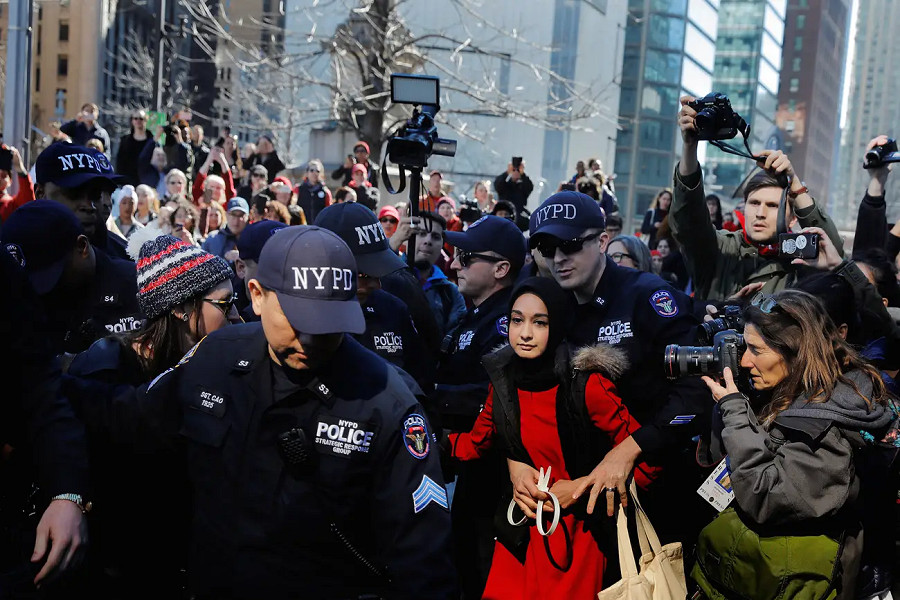 New York (Stati Uniti). Gli agenti del Dipartimento di polizia della citt&agrave; di New York arrestano una donna che stava partecipando allo sciopero ‘A Day Without a Woman’ (‘Un giorno senza una donna’) organizzato l’8 marzo 2017 in occasione della Giornata Internazionale della Donna.