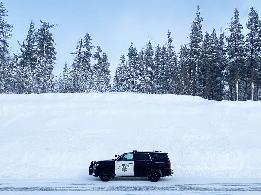 Sierra Nevada (California, Usa). Un veicolo della California Highway Patrol &egrave; parcheggiato lungo un massiccio cumulo di neve situato presso il Donner Pass lungo la Interstate 80 che attraversa gli Stati Uniti da costa a costa.