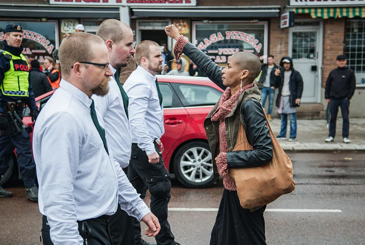 Borl&auml;nge (Svezia). L&rsquo;attivista Tess Asplund fotografata da David Lagerlof mentre tiene il pugno alzato in segno di protesta contro il Movimento di resistenza nordica svedese di ispirazione neonazista durante una marcia del 1&ordm; maggio 2016.