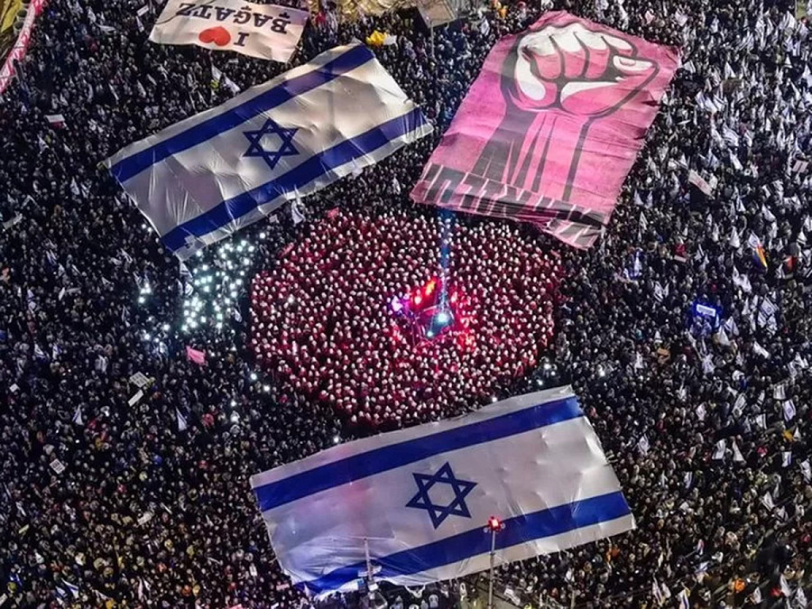 Tel Aviv (Israele). Durante il fine settimana migliaia di israeliani si sono mobilitati contro il piano di riforma del sistema giudiziario promosso dal Governo di Benjamin Netanyahu in quelle che secondo gli organizzatori sono state le pi&ugrave; grandi proteste di piazza nella storia di Israele.