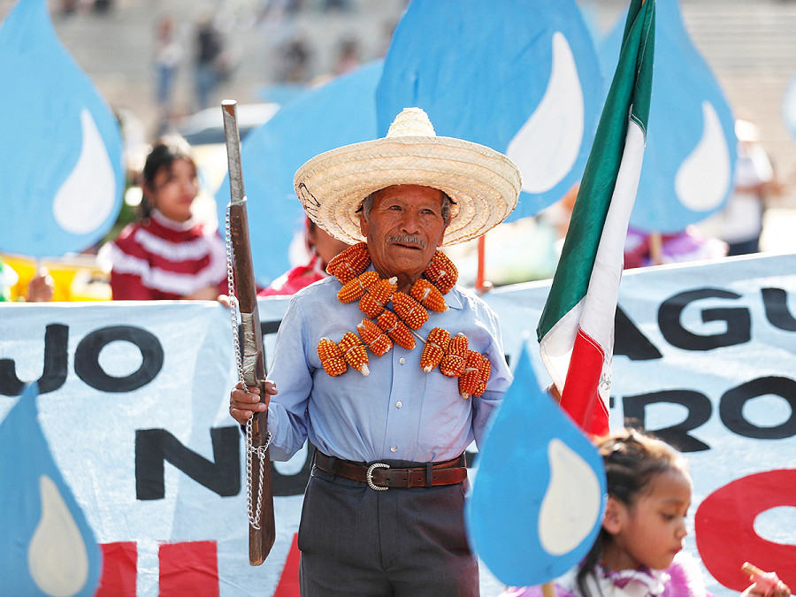 Citt&agrave; del Messico (Messico). Gruppi di attivisti indigeni marciano in occasione del World Water Day nella capitale, per protestare contro l’espropriazione dell’acqua da parte di multinazionali e istituzioni governative. Organizzati dall’Assemblea Nazionale per l’Acqua e la Vita del Congresso Nazionale Indigeno, i manifestanti hanno marciato dall’Angelo dell’Indipendenza alla piazza centrale dello Zocalo (EPA/SASENKA GUTIERREZ)