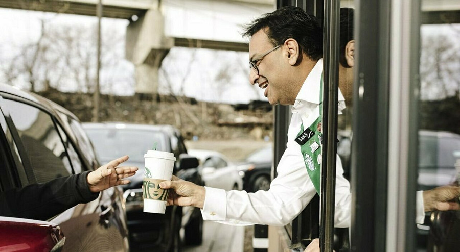 Chicago (Usa). Ha fatto notizia l&rsquo;iniziativa del nuovo Ceo di Starbucks, Laxman Narasimhan, che nel suo primo giorno da amministratore delegato (il 20 marzo) ha servito i clienti in uno store di Chicago (via ilmessagero.it) 