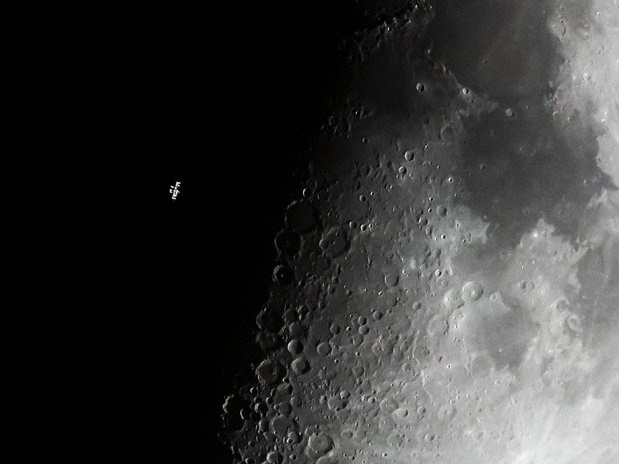 Buzitka (Slovacchia). La Stazione Spaziale Internazionale passa davanti alla Luna immortalata nei pressi del sud della Slovacchia.
