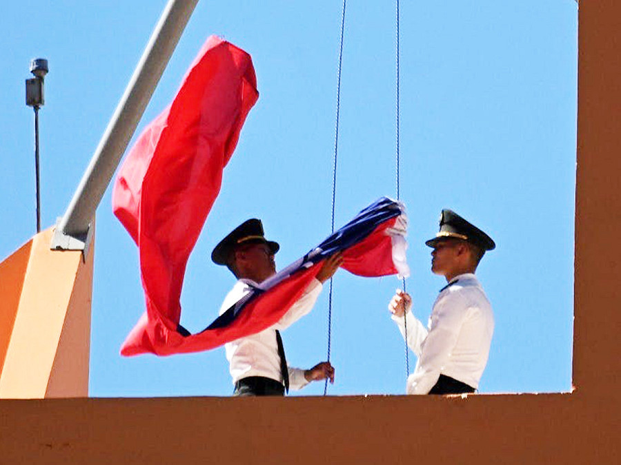 Tegucigalpa (Honduras). Il 26 marzo 2023 il corpo dei marine taiwanese cala la bandiera nazionale di Taiwan dal tetto dell’ambasciata taiwanese a Tegucigalpa. Taiwan ha ufficialmente interrotto i rapporti diplomatici con l’Honduras (Orlando Sierra/Afp)