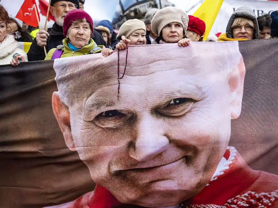 Varsavia (Polonia). Una manifestazione in memoria di Papa Giovanni Paolo II, nato in Polonia, nel 18&deg; anniversario della sua morte (AFP)