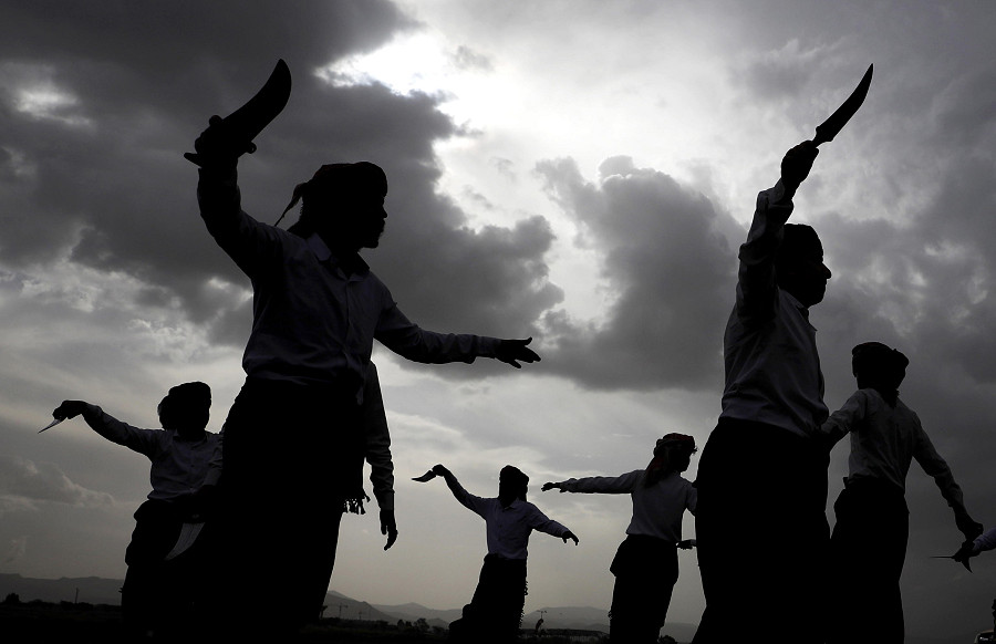 Sana’a (Yemen). Gli yemeniti ballano con i tradizionali pugnali per celebrare l’arrivo degli Houthi liberati durante uno scambio di 887 prigionieri, all’aeroporto di Sana’a 