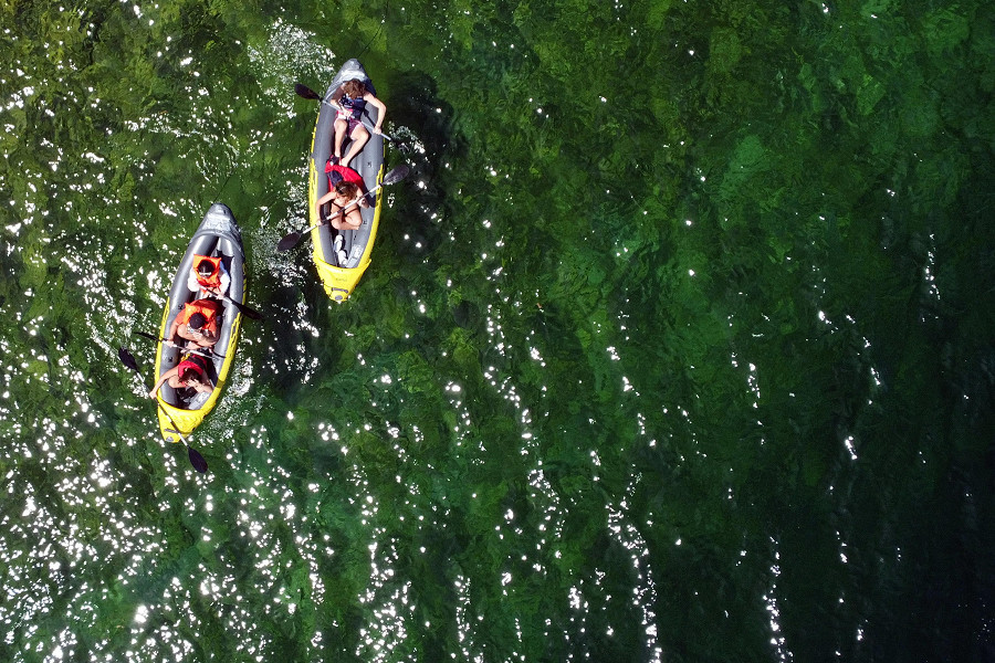 Boulder (Stati Uniti). Una foto scattata con un drone mostra delle persone in kayak sul fiume Colorado, che scorre a sud della diga di Hoover. Secondo l&rsquo;U.S. Bureau of Reclamation quest’anno l’abbondante stagione nevosa arginer&agrave; in parte la carenza di acqua nei laghi Mead e Powell, ma non sar&agrave; sufficiente per porre fine alla siccit&agrave; ventennale o per riempire il corso d’acqua da cui dipendono 40 milioni di persone.
