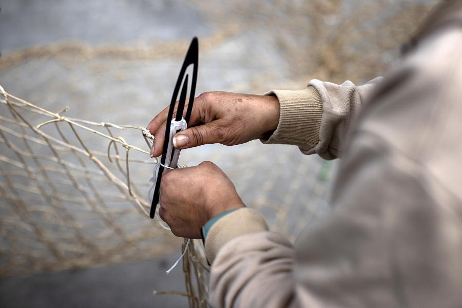 Ponteceso (Spagna). Un operaio realizza una una porta da calcio utilizzando reti da pesca riciclate. Diverse aziende spagnole, come Ecoballium e Cholita, stanno riutilizzando le reti da pesca per dare loro nuova vita.