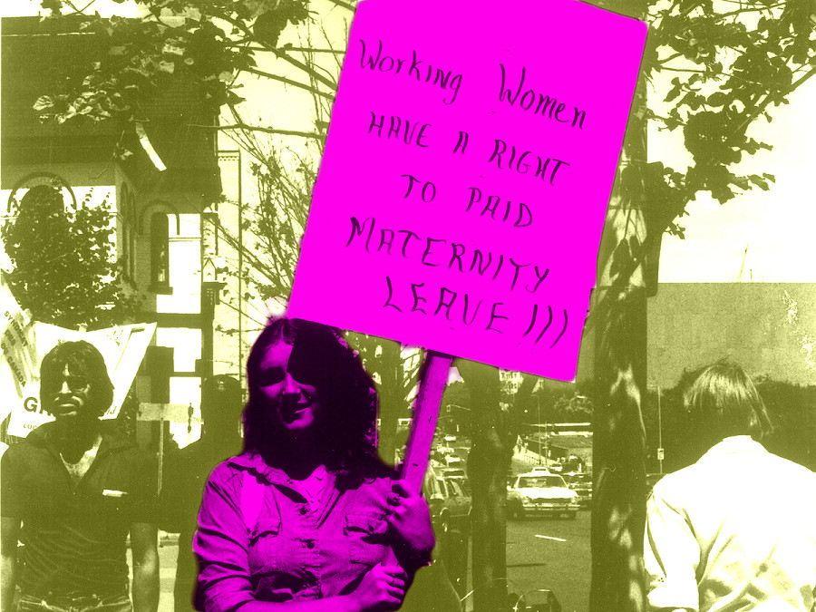 Una donna manifesta in Canada, dove il Codice del Lavoro per rafforzare la parit&agrave; di retribuzione a parit&agrave; di lavoro &egrave; stato emanato nel 1971.